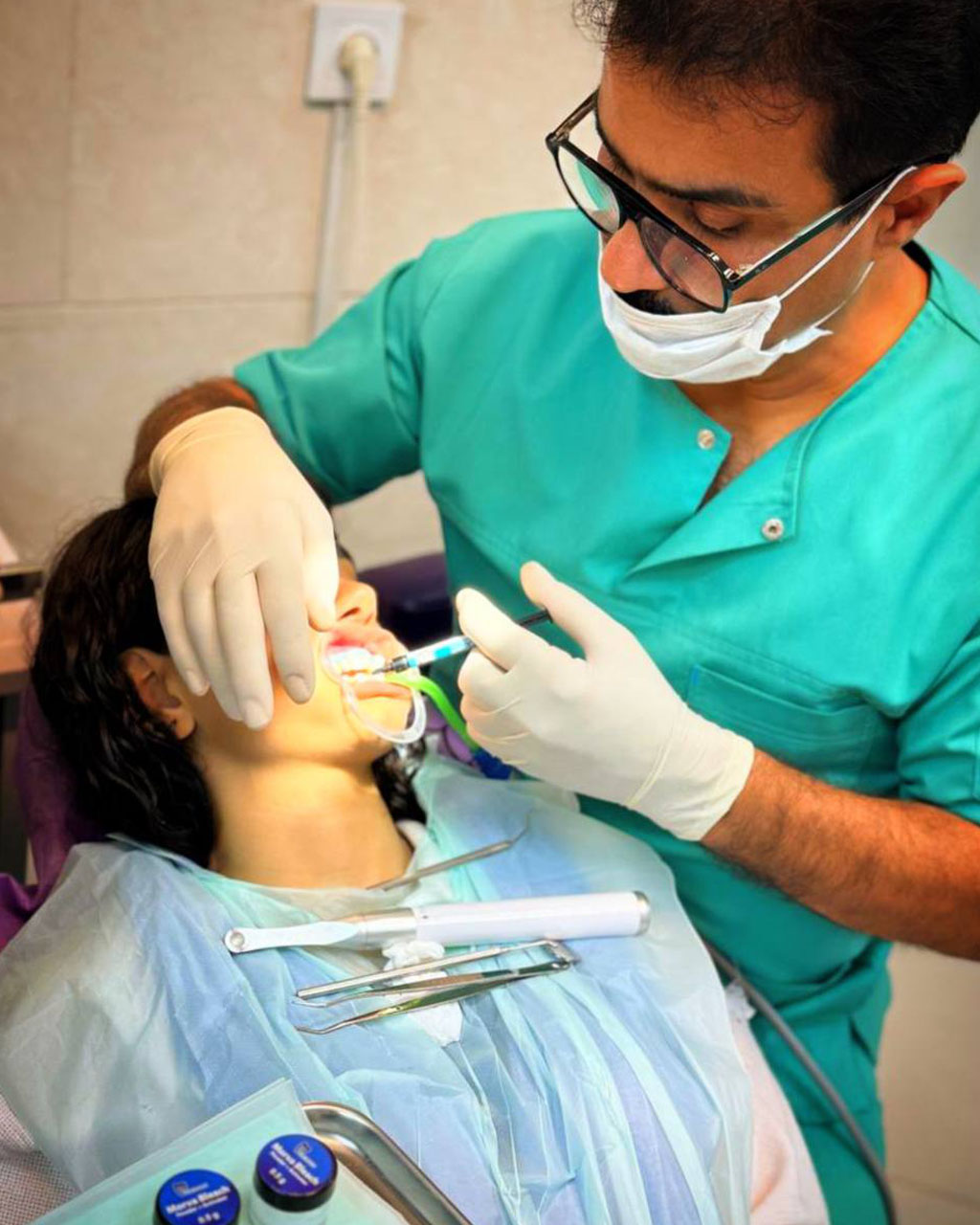 دکتر ملک محمد سیستانی در حال انجام بیلیچینگ